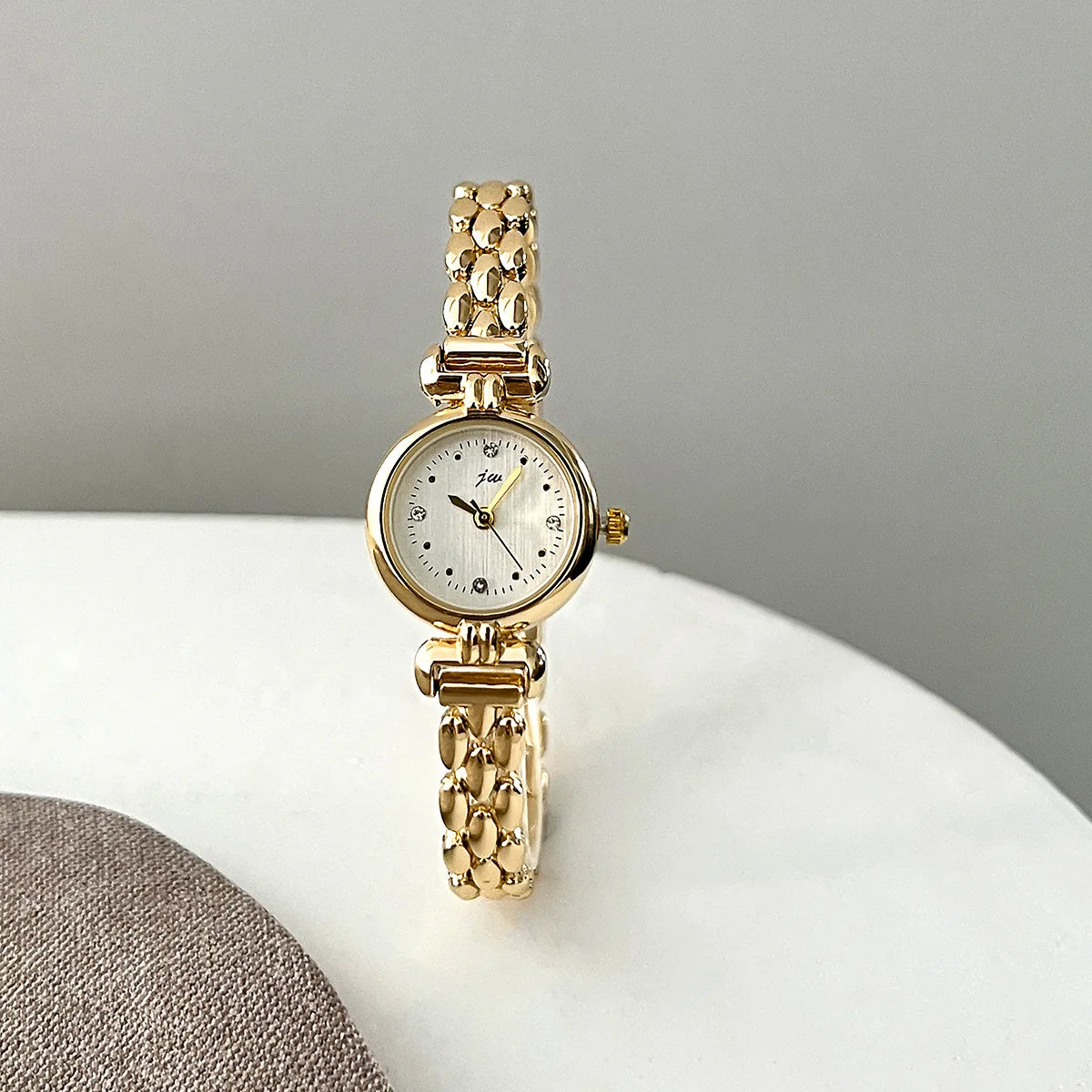 Vintage Ladies Quartz Watch with Alloy Bracelet and Round Case