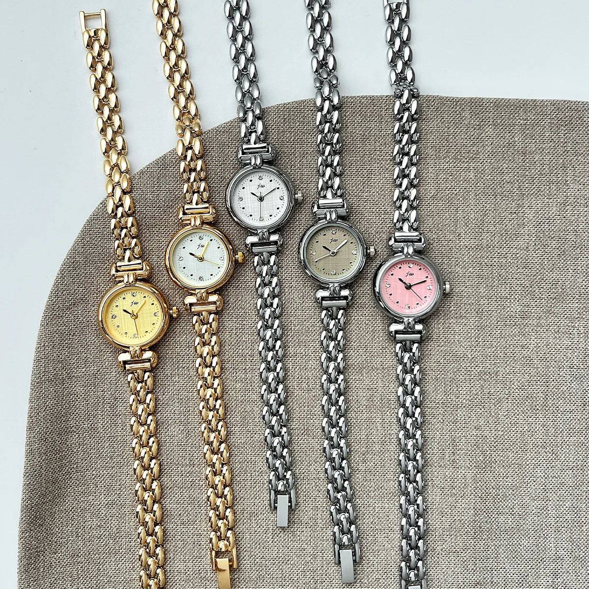 Vintage Ladies Quartz Watch with Alloy Bracelet and Round Case