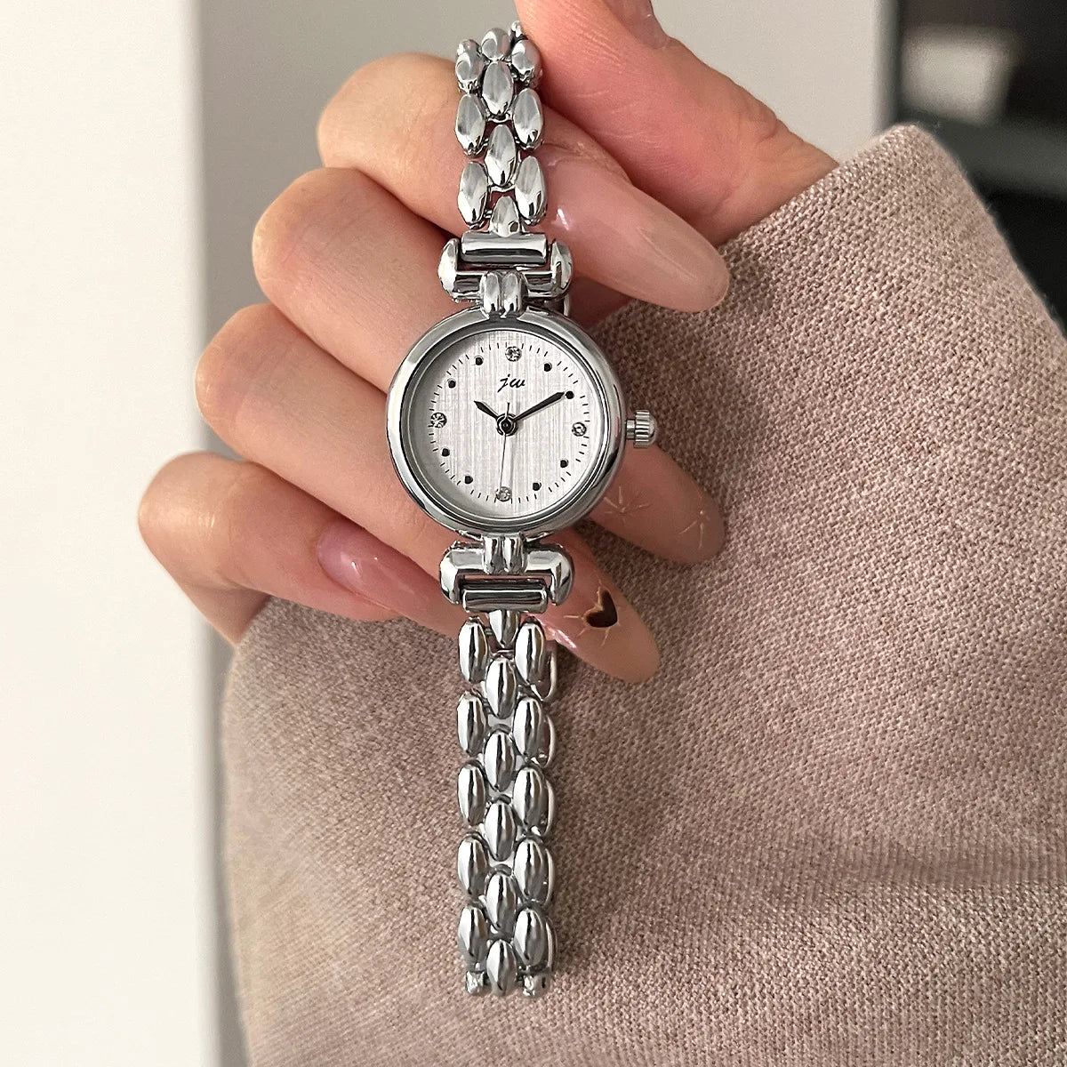 Vintage Ladies Quartz Watch with Alloy Bracelet and Round Case