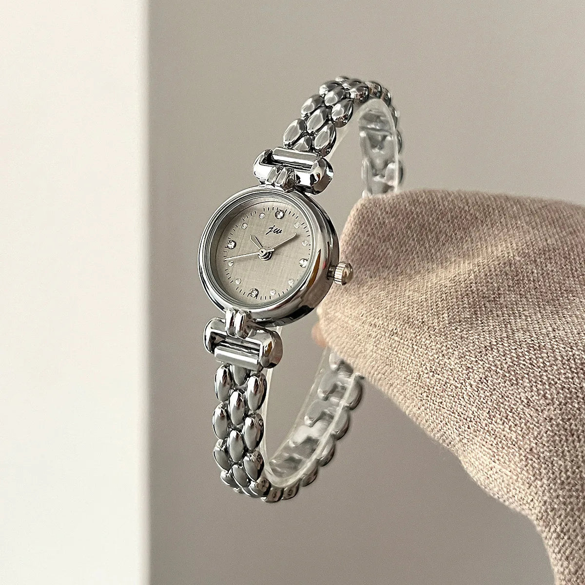 Vintage Ladies Quartz Watch with Alloy Bracelet and Round Case