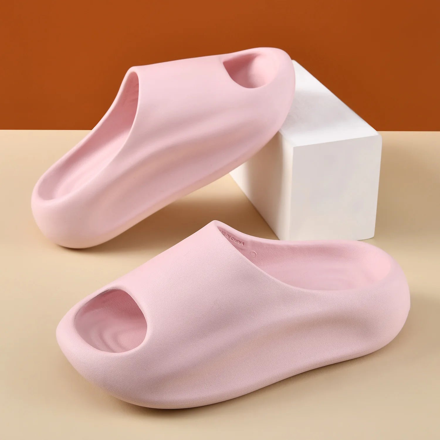 2025 New Slippers Women Wear Sandals Couple Thick Bottom Step Shoes Lightweight and Versatile Trendy Slippers