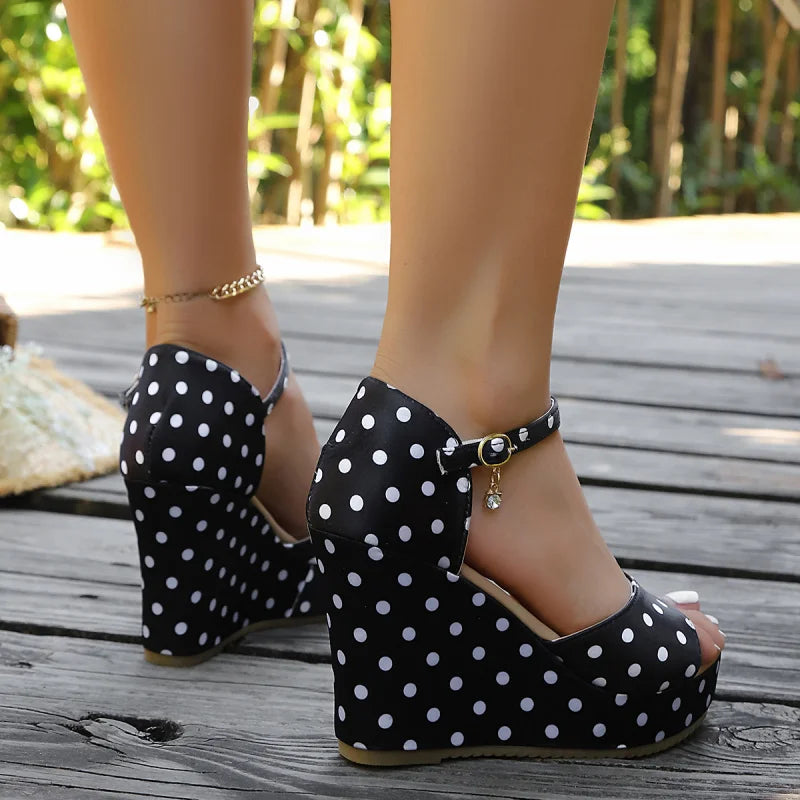 New women's summer high-heeled shoes with thick soles and fashionable design