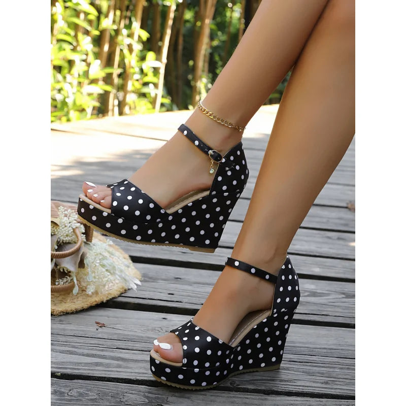 New women's summer high-heeled shoes with thick soles and fashionable design