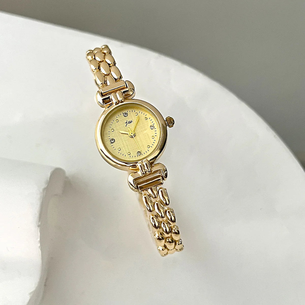 Vintage Ladies Quartz Watch with Alloy Bracelet and Round Case