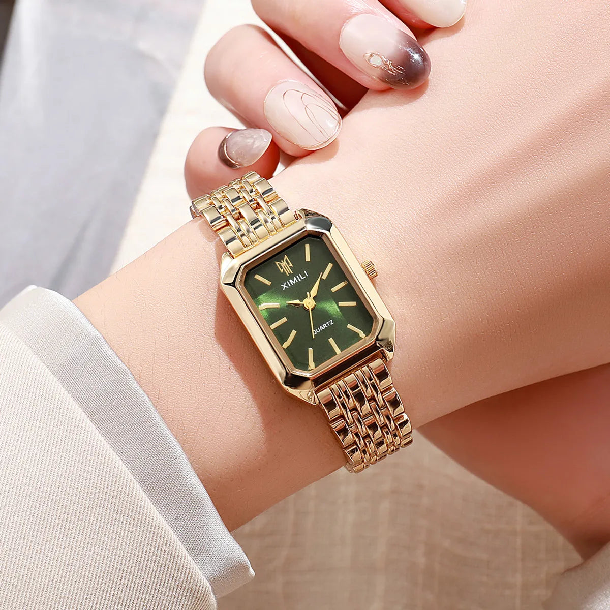Luxury Gold Plated Quartz Watch for Women with Stainless Steel Band