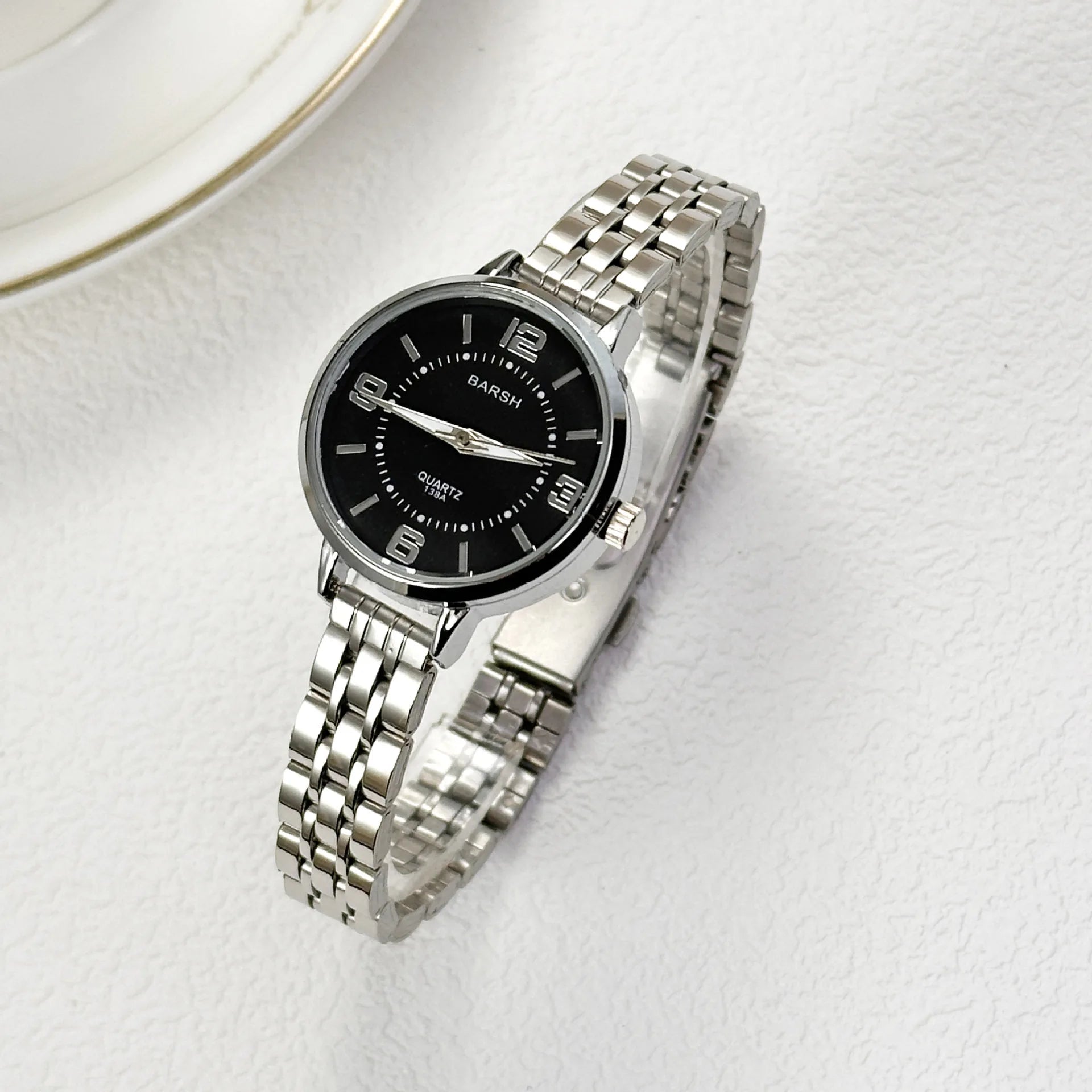 Elegant Ultra-thin Women's Alloy Watch for Fashionable Casual Wear