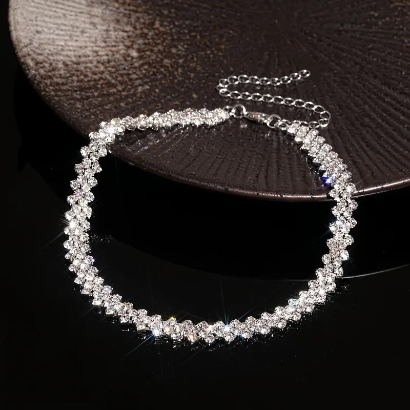 Elegant Women's Choker Necklace in Classic Square Design