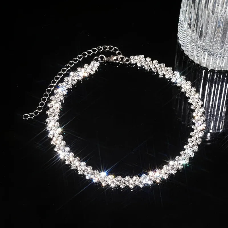 Elegant Women's Choker Necklace in Classic Square Design