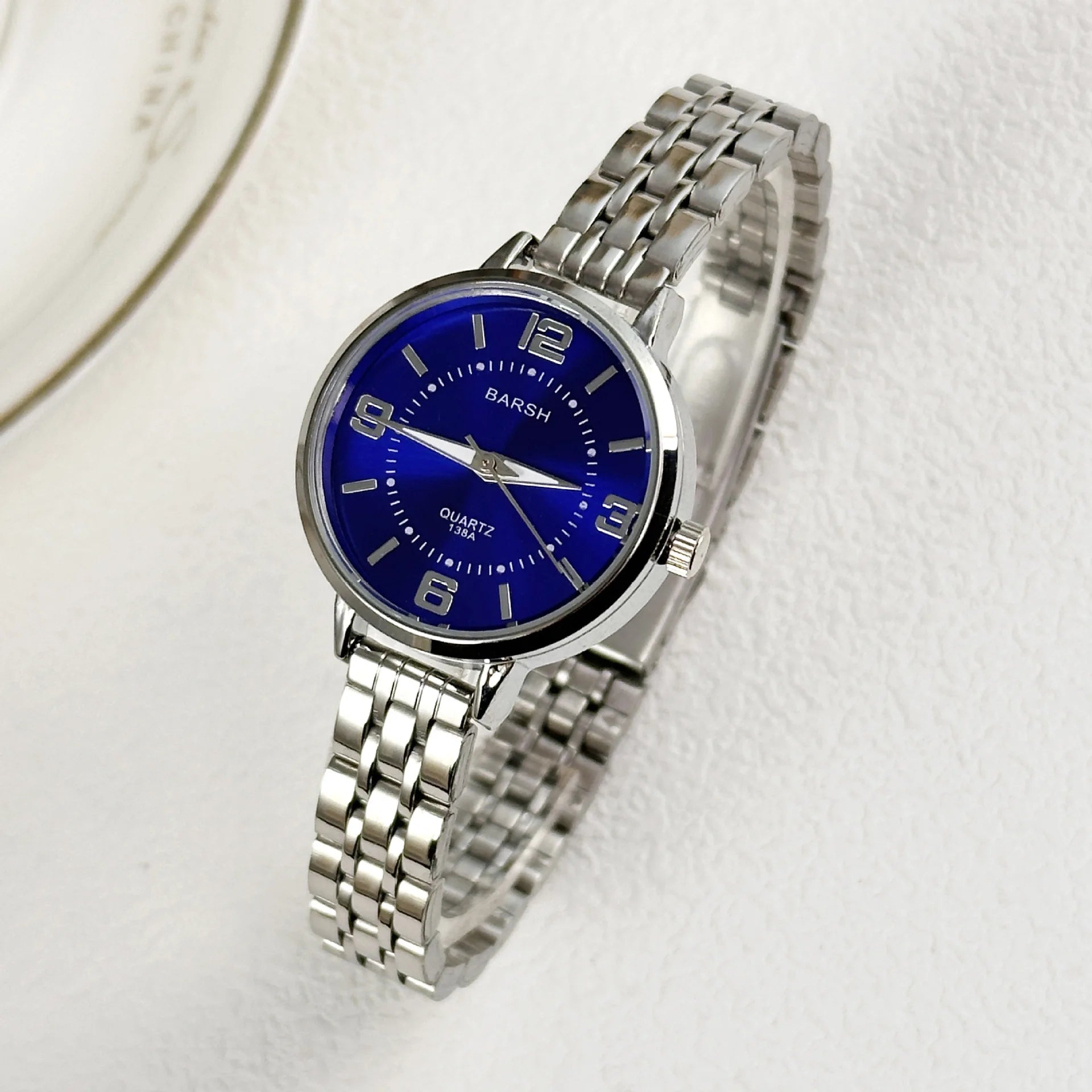 Elegant Ultra-thin Women's Alloy Watch for Fashionable Casual Wear