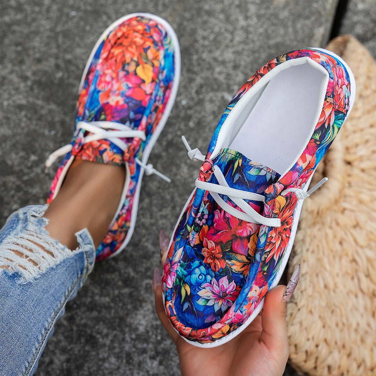 Fashionable Women's Lace-Up Canvas Sports Shoes for Casual Wear