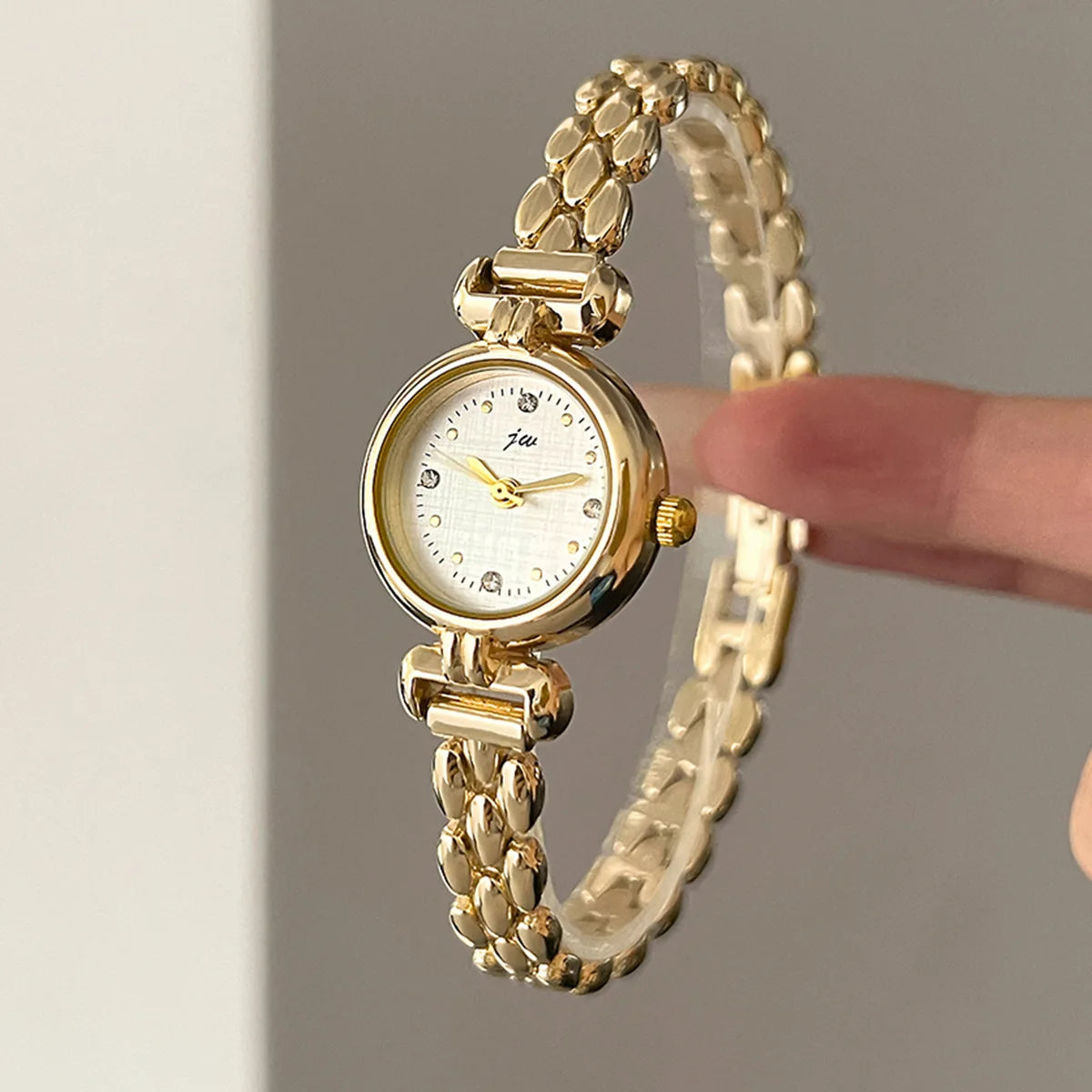 Vintage Ladies Quartz Watch with Alloy Bracelet and Round Case